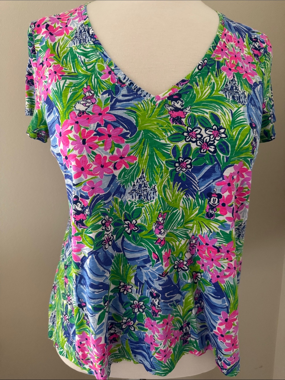 Lilly Pulitzer x Disney SS V-neck Top Etta Style Disney Dreamin’ Pattern 2024